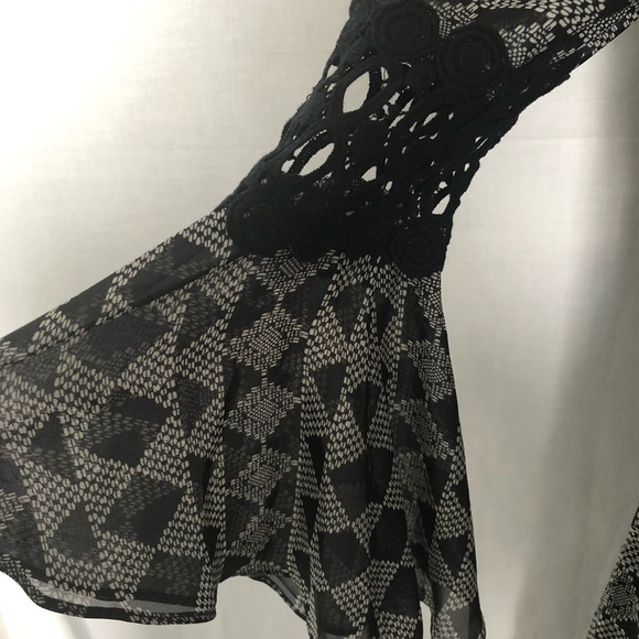 A.Byer  dress bell sleeves keyhole Sz M - Picture 5 of 8